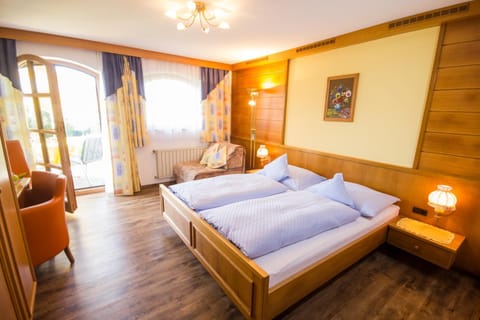 TV and multimedia, Balcony/Terrace, Photo of the whole room, Seating area, Bedroom