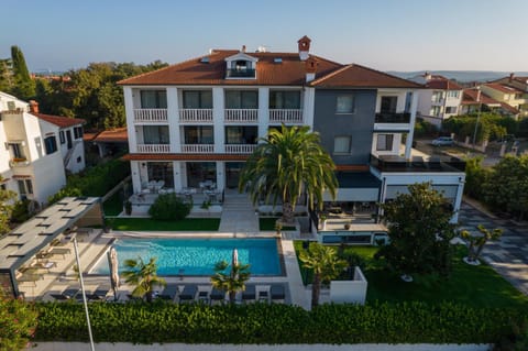 Property building, Garden, Swimming pool