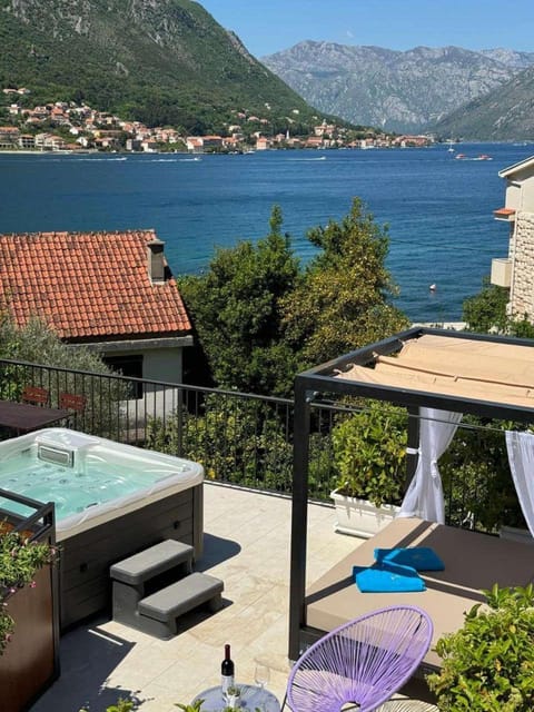 Patio, View (from property/room), Balcony/Terrace, Dining area, Sea view