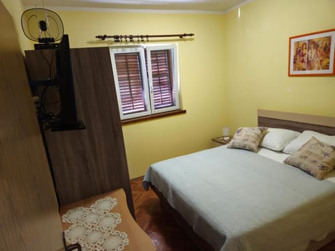 Bed, TV and multimedia, Bedroom