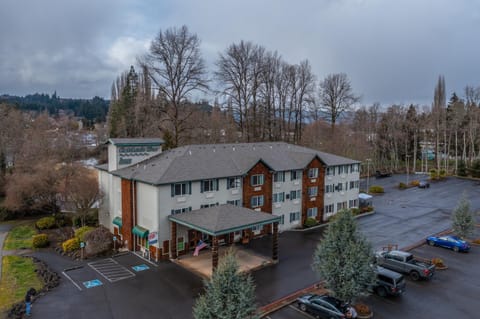 Property building, Day, Natural landscape, Street view, Location, Parking