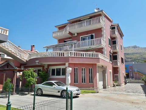 Property building, Patio, Facade/entrance, BBQ facilities, Balcony/Terrace