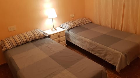 CERCA PLAYA-PISCINA-WIFI-AIRE ACOND, 5-1 PERS,-NO-JOVENES- Parking extra 10 eur dia Apartment in Benidorm