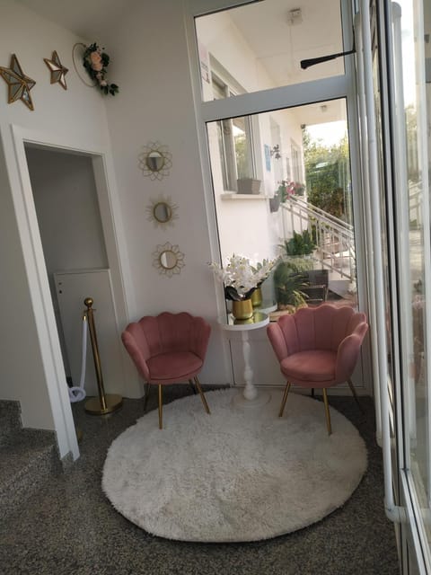 Lobby or reception, Internal: Not applicable to any particular room
