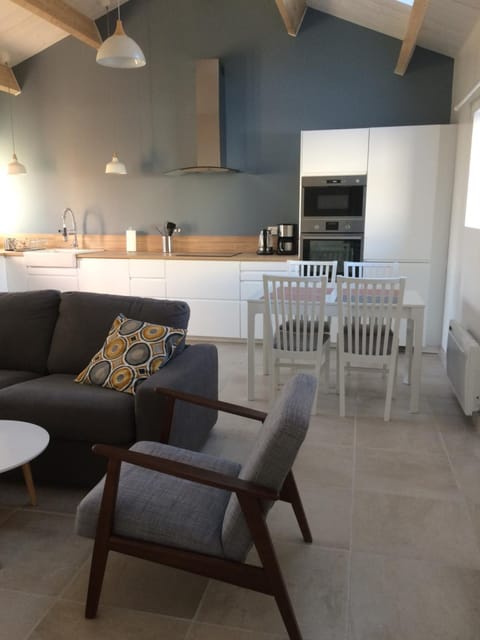 Kitchen or kitchenette, Living room, Seating area, Dining area