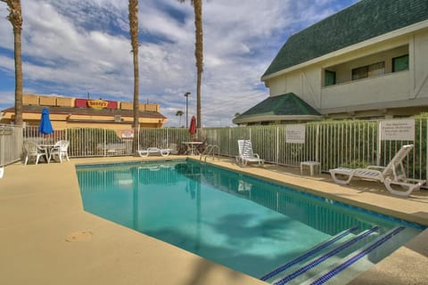 Property building, Swimming pool, sunbed