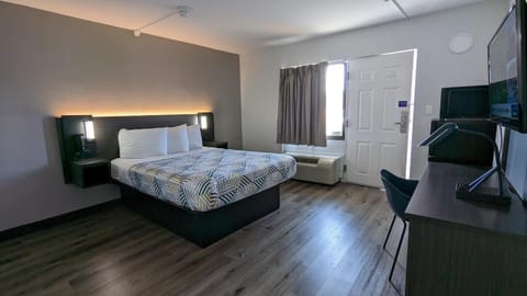 Bed, TV and multimedia, Bedroom