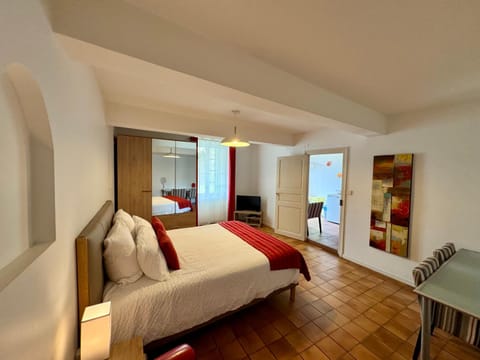 Bed, TV and multimedia, Living room, Photo of the whole room, Seating area, Bedroom