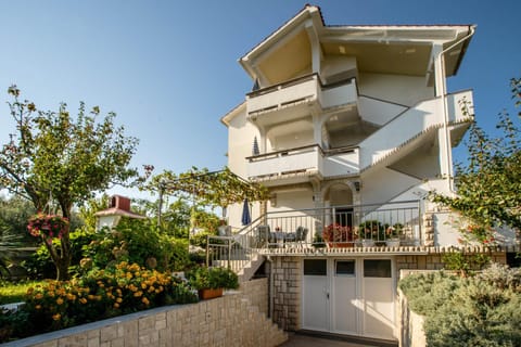 APARTMANI IVAN I RUŽA Apartment in Lopar