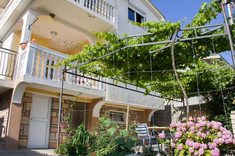 Facade/entrance, Neighbourhood