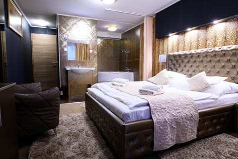 Bed, Hot Tub, towels, air conditioner