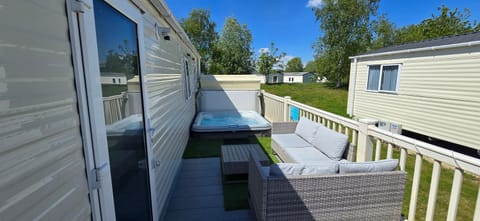 RJ Luxury Caravan Hire With Hot Tub House in Tattershall