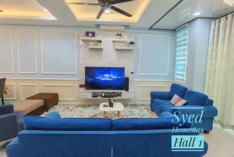 Property building, TV and multimedia, Living room, Seating area, Evening entertainment
