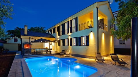 Patio, Night, BBQ facilities, Balcony/Terrace, Pool view, Swimming pool