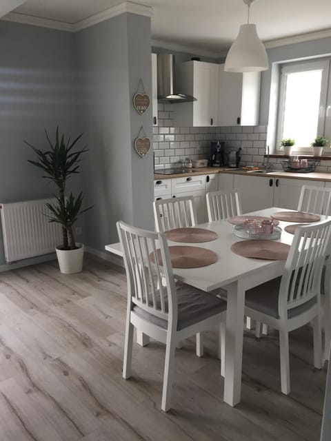 Coffee/tea facilities, Kitchen or kitchenette, Dining area, Communal kitchen