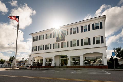 Patio, Nearby landmark, Communal lounge/ TV room, Facade/entrance, Day, Property logo or sign, Property logo or sign, Summer, Balcony/Terrace, Lobby or reception, Cycling, On site, Meeting/conference room, Landmark view, River view, Street view, Shopping Area