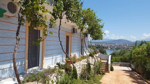 Property building, Spring, Day, Natural landscape, Garden, Balcony/Terrace, Seating area, Dining area, Garden view, Lake view, Mountain view, Sea view