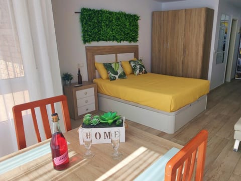 Bed, Seating area