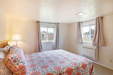 Crabbin Cabin - You Won't Be Crabby After Staying Here! Cabin in Westport