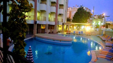 Property building, Night, Evening entertainment, Pool view, Swimming pool, Swimming pool, sunbed
