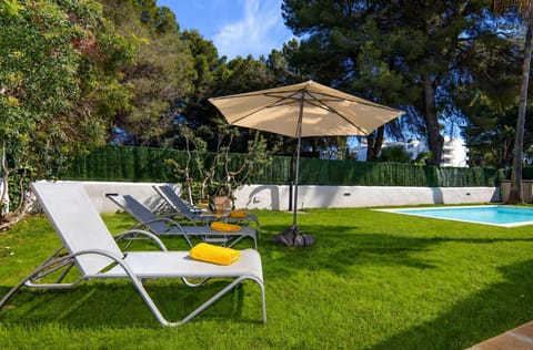 Patio, Spring, Day, Natural landscape, Garden, Garden view, Pool view, Swimming pool, sunbed