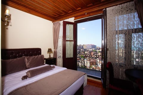 Photo of the whole room, City view