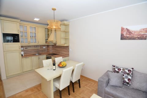 ROOMS & APARTMENTS DOBROTSKI DVORI Bed and Breakfast in Dobrota