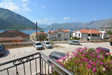 ROOMS & APARTMENTS DOBROTSKI DVORI Bed and Breakfast in Dobrota