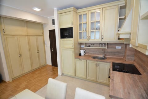 ROOMS & APARTMENTS DOBROTSKI DVORI Bed and Breakfast in Dobrota