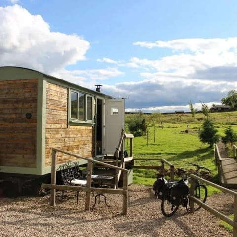 Lizzie off grid Shepherds Hut The Buteland Stop House in England
