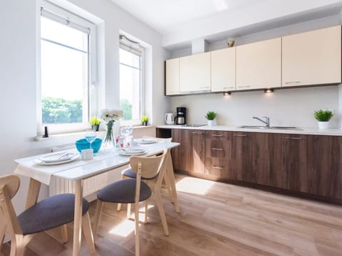 Kitchen or kitchenette, Dining area