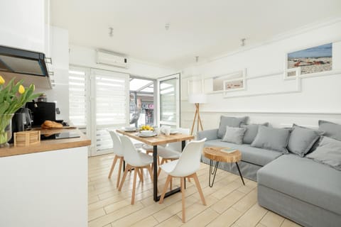 Kitchen or kitchenette, Living room, Seating area, Dining area, air conditioner