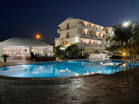 Restaurant/places to eat, Swimming pool