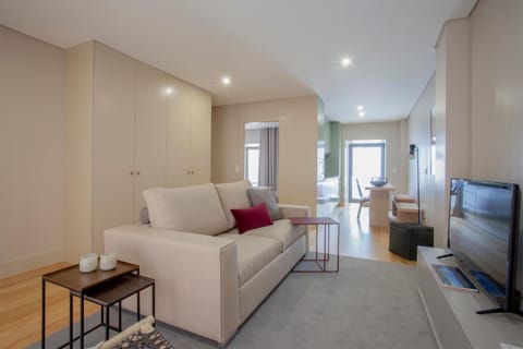 TV and multimedia, Kitchen or kitchenette, Living room, Seating area, Dining area