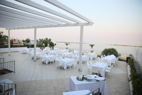 Restaurant/places to eat, Balcony/Terrace, Sea view