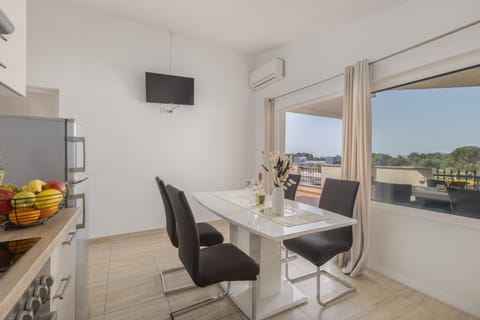 Natural landscape, TV and multimedia, View (from property/room), Kitchen or kitchenette, Living room, Food and drinks, Seating area, Dining area, Evening entertainment, Food