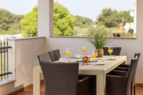 Patio, Day, View (from property/room), Balcony/Terrace, Food and drinks, Dining area, Food, Drinks