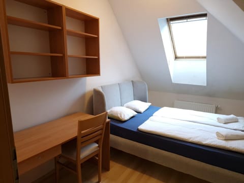 Bed, towels