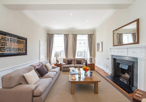 Food close-up, Day, View (from property/room), Living room, Food and drinks, Decorative detail, Seating area, Food, Guests, City view, Street view, Drinks, Alcoholic drinks, Non alcoholic drinks, Time of day, children, group of guests, Family