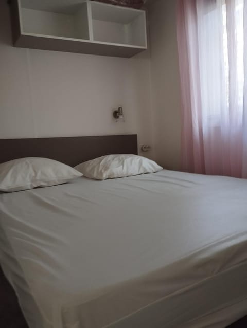 Camping les Acacias Campground/ 
RV Resort in Fréjus