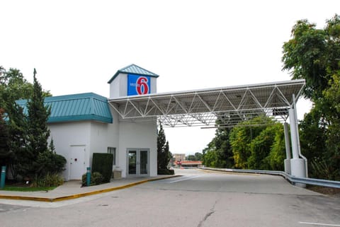 Property building, Facade/entrance, Day, Property logo or sign, Logo/Certificate/Sign, On site, Time of day