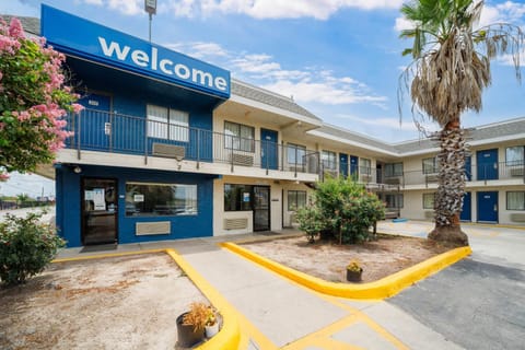 Property building, Facade/entrance, Day