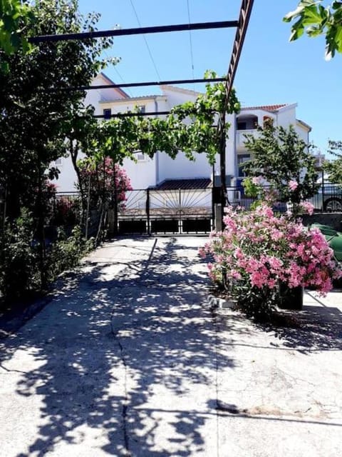 Patio, Facade/entrance