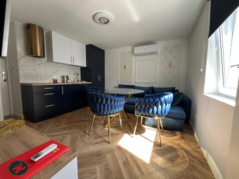 Kitchen or kitchenette, Seating area, air conditioner