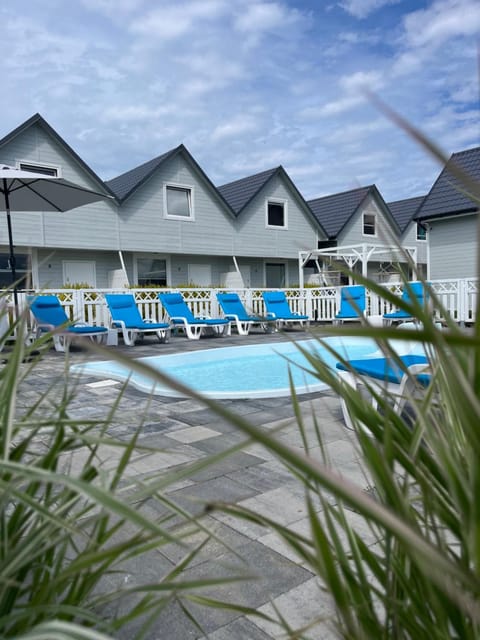 Property building, Pool view, Swimming pool, sunbed