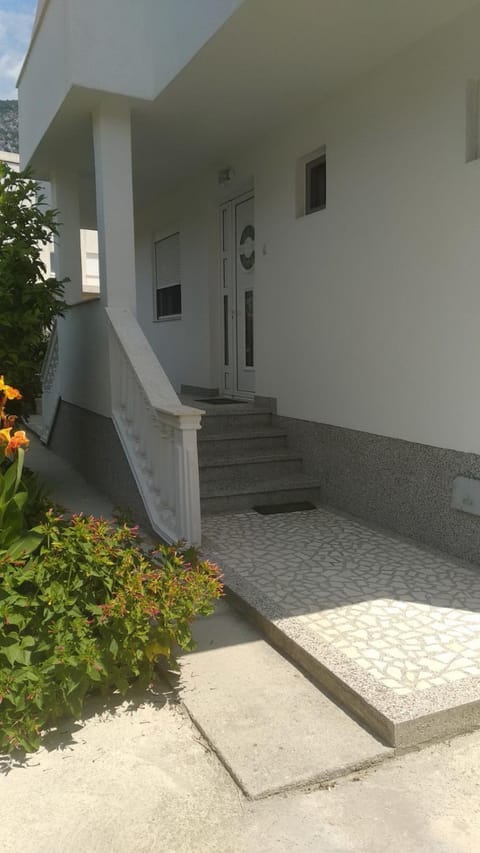 Property building, Patio, Facade/entrance