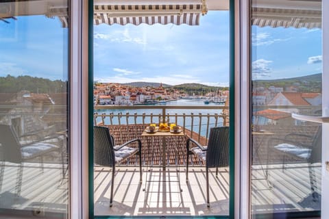 Day, Natural landscape, View (from property/room), Balcony/Terrace, Living room, Seating area, Dining area, City view, Sea view, Breakfast