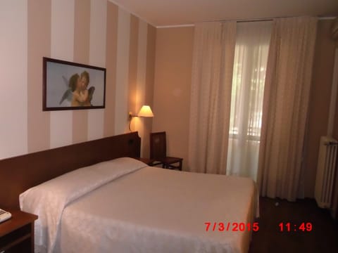 Bed, Day, Photo of the whole room