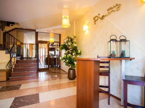 Living room, Lobby or reception, Photo of the whole room, Decorative detail, Communal kitchen