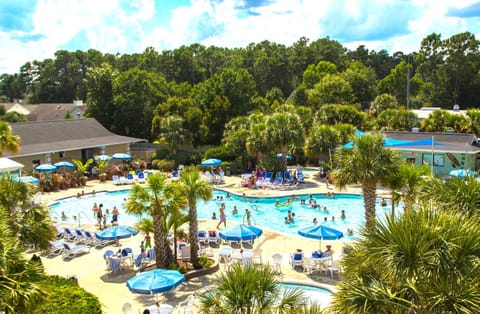 Restaurant/places to eat, Hot Tub, Swimming pool, Public Bath